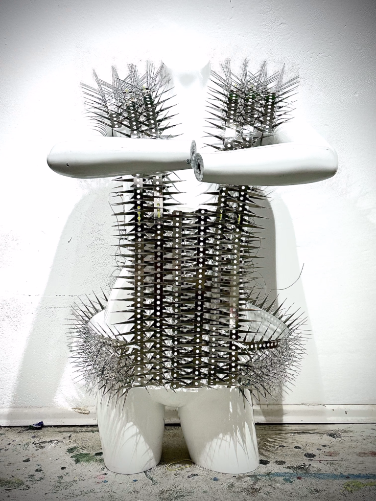 »Repellent« Installation von Manu-de Assis 50