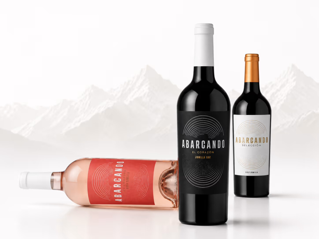 Weinetiketten »Abarcando« – Rosado, Abarcando El Corazón und Selección vor winterlicher Bergkulisse