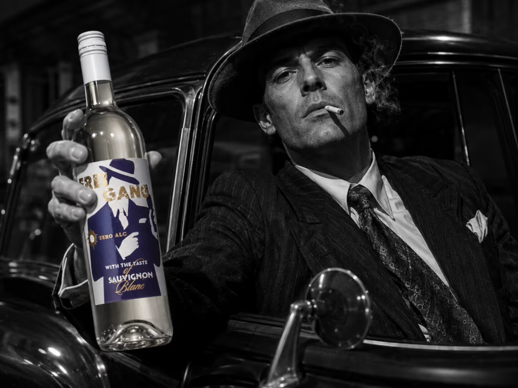 Weinetikett »Freigang« Sauvignon Blanc alkoholfrei für Schloss Wachenheim – Gangster im Oldtimer hält die Flasche in die Kamera