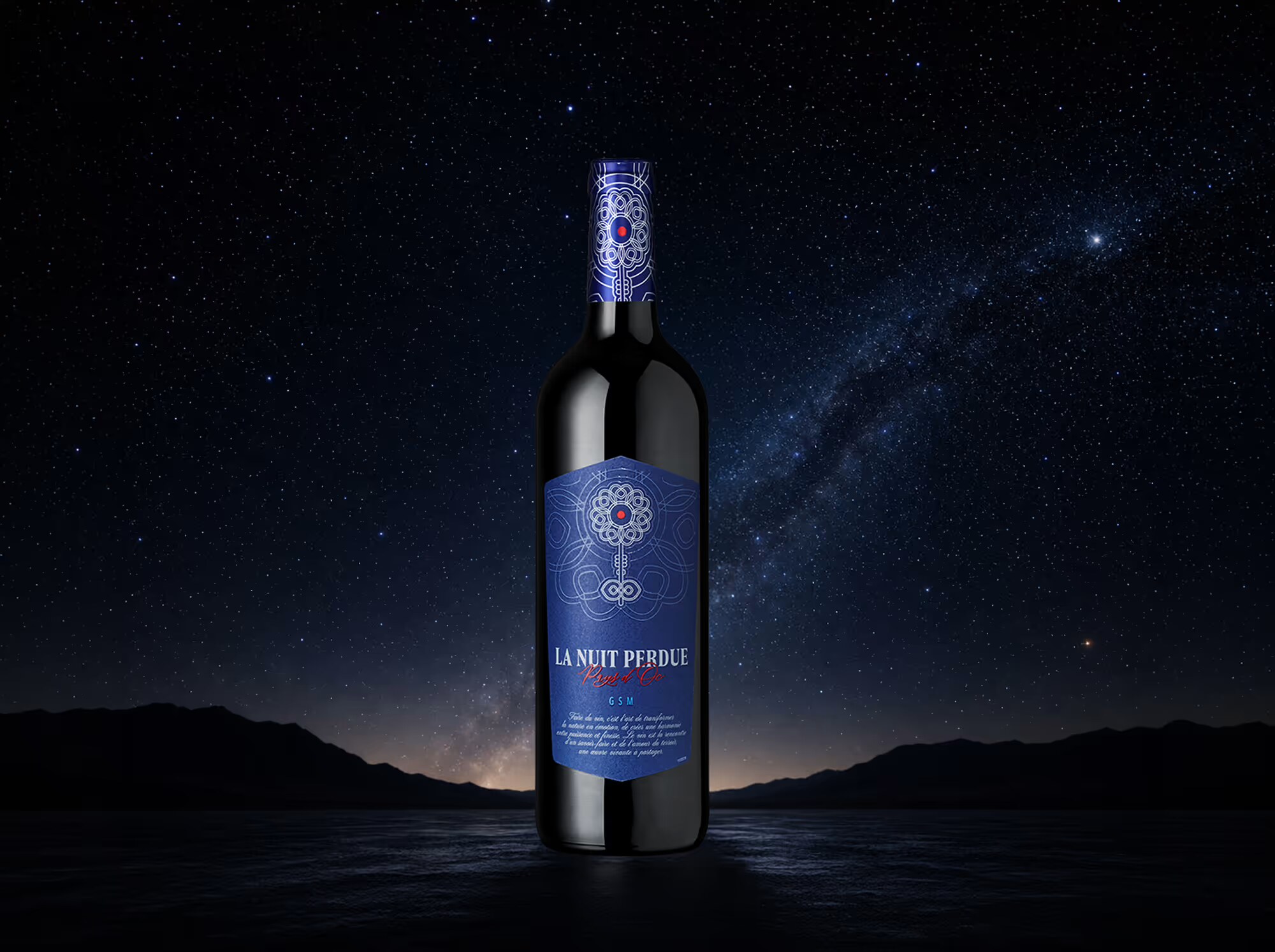 Weinetikett »La Nuit Perdue« – Flasche vor Sternenhimmel mit Milchstraße und Bergsilhouette