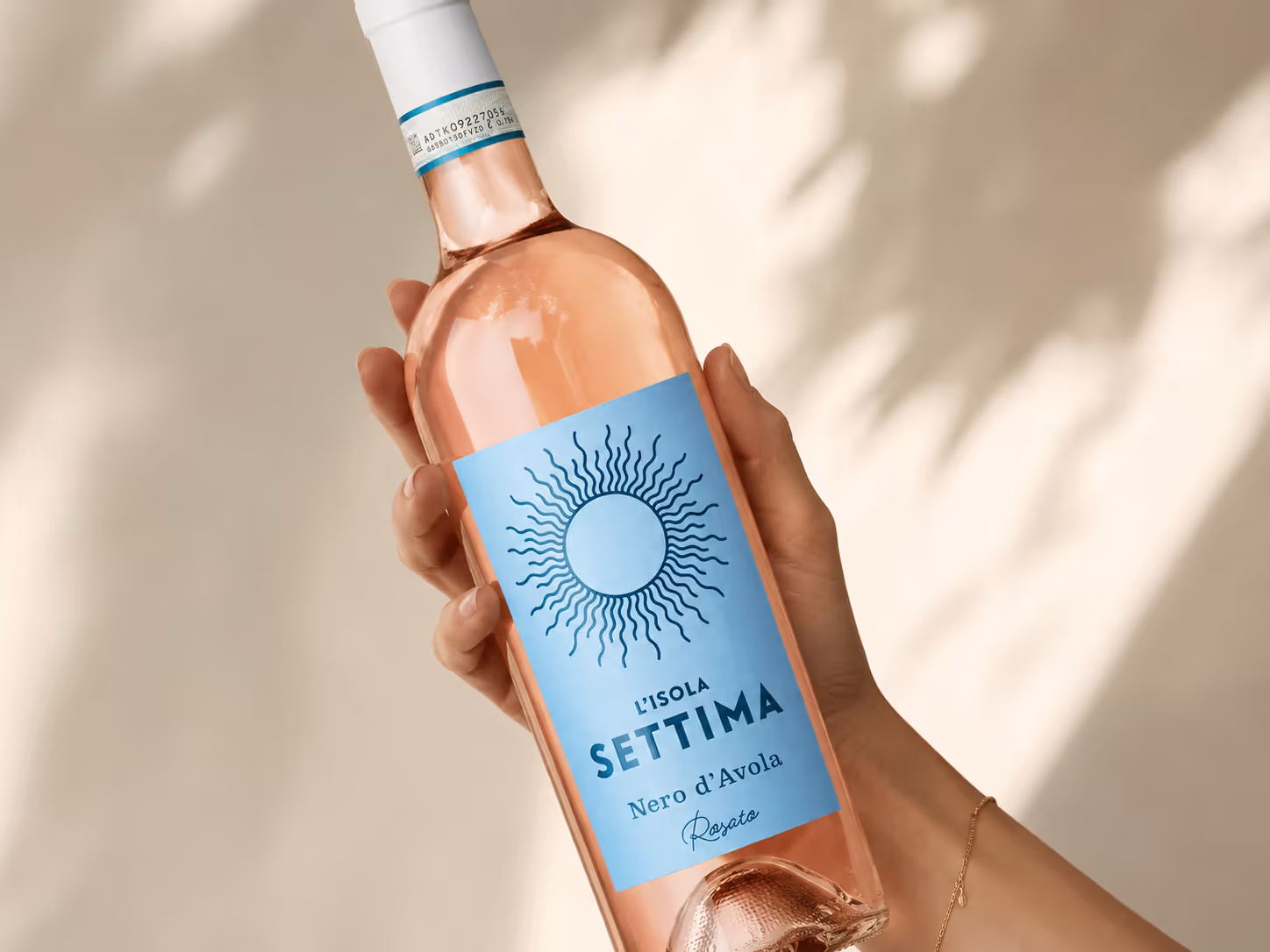 Rótulo de vinho “L'Isola Settima” para Alibrianza – Garrafa com rótulo de motivo solar na mão