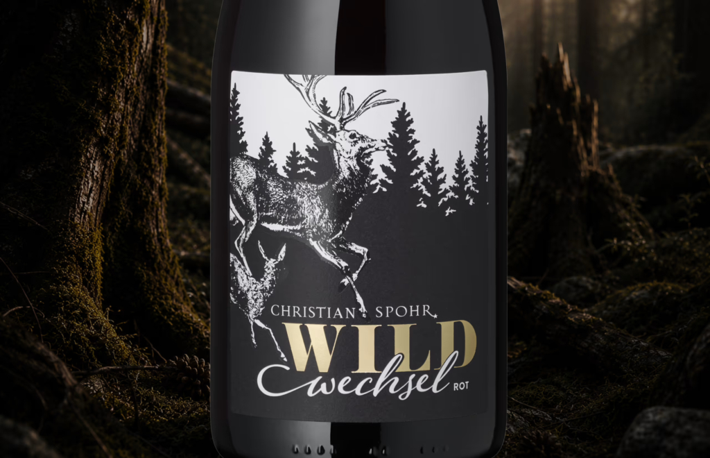 Weinetikett »Wildwechsel« Rot für Weingut Spohr – Nahaufnahme Hirsch-Illustration und Goldprägung