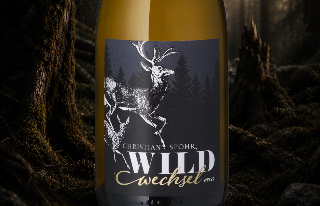Weinetikett »Wildwechsel« Weiß für Weingut Spohr – Nahaufnahme Hirsch-Illustration und Goldprägung