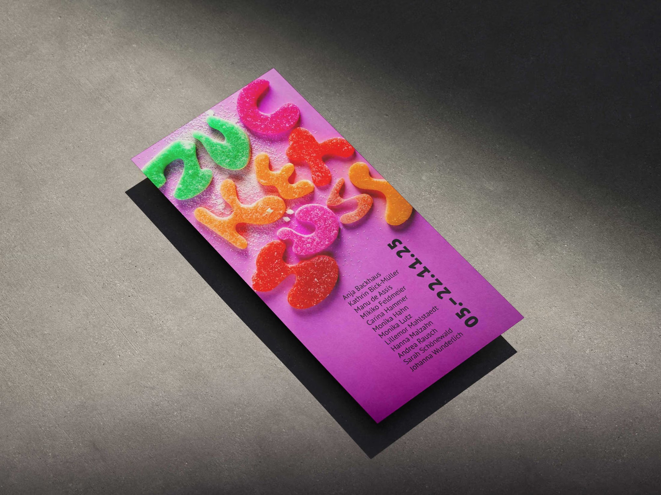 Flyer »Zuckersüß« der GEDOK Hamburg – Schriftzug aus bunten Fruchtgummis, Flyerdesign von Manu de Assis