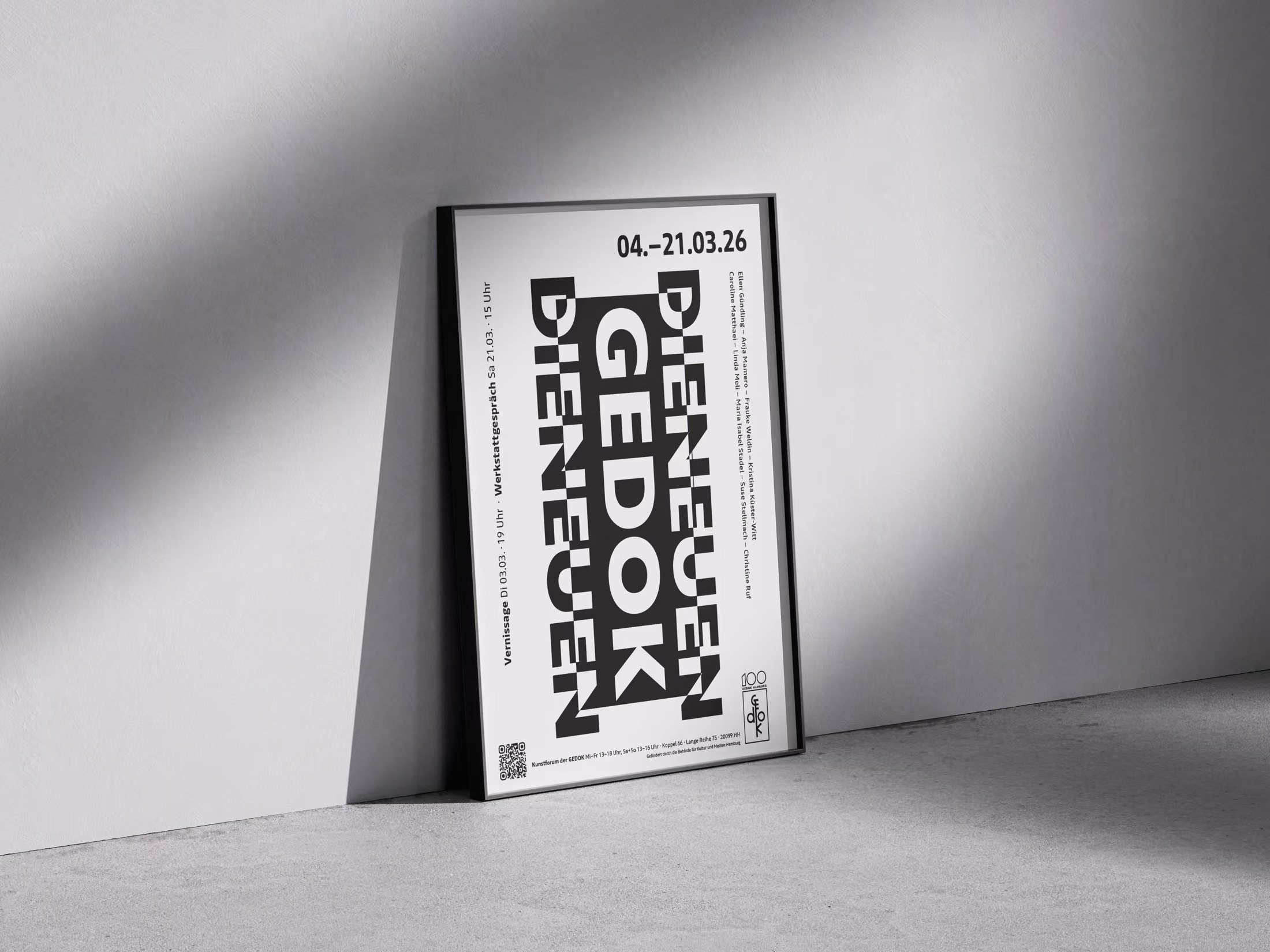 Ausstellungsplakat »Die Neuen« der GEDOK Hamburg – markantes Schwarz-Weiß-Typografie-Design von Manu de Assis, gerahmt an eine Wand gelehnt