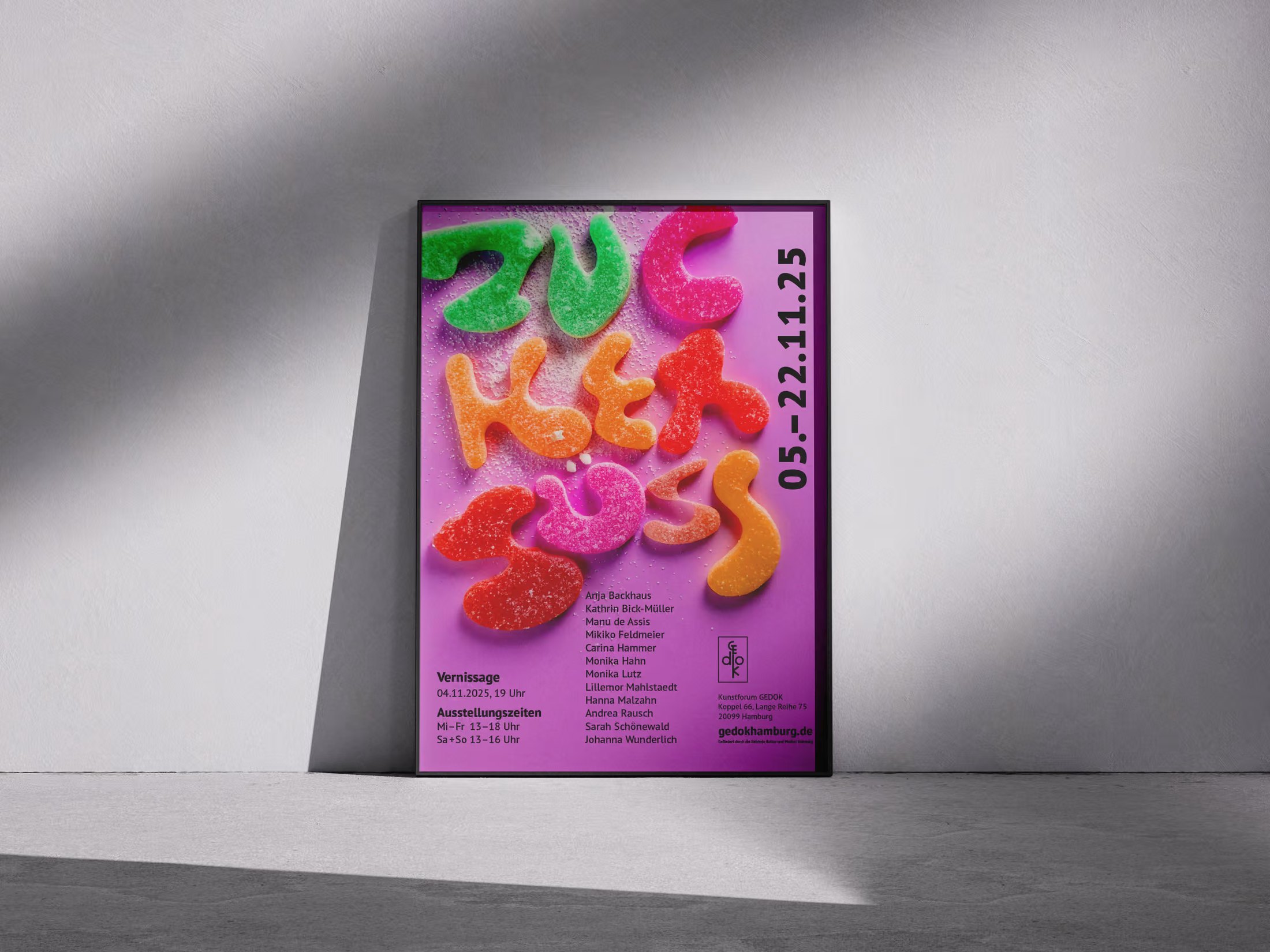 Ausstellungsplakat »Zuckersüß« der GEDOK Hamburg – Titel-Schriftzug aus bunten Geleefrüchten auf Magenta, Plakatdesign von Manu de Assis, gerahmt an eine Wand gelehnt
