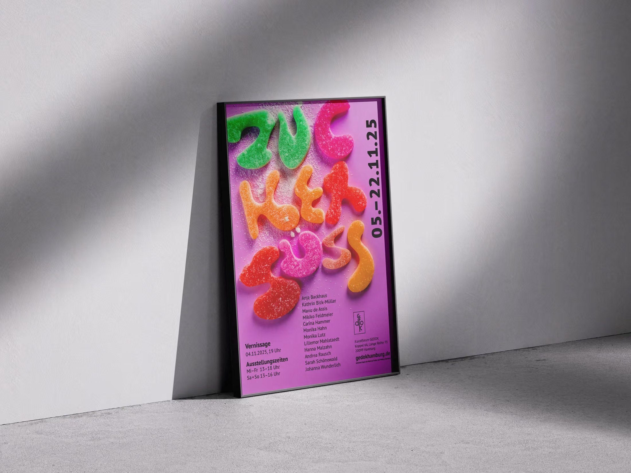 Plakat »Zuckersüß« der GEDOK Hamburg mit Titel-Schriftzug aus Geleefrüchten – Plakatdesign von Manu de Assis
