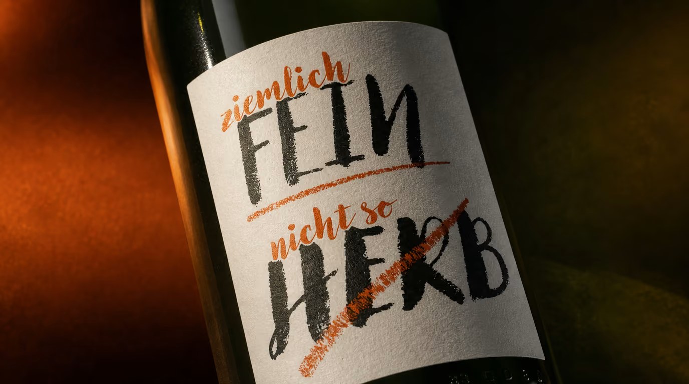 Nahaufnahme des Etiketts »Ziemlich fein, nicht so herb« – Etikettendesign und Reinzeichnung von Manu de Assis
