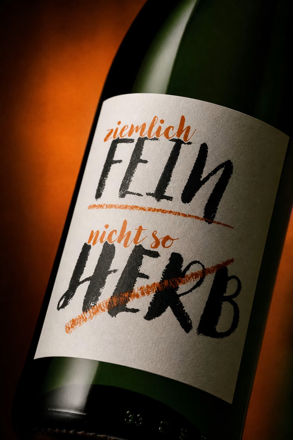 Etikett-Detail »Ziemlich fein, nicht so herb« mit ausdrucksstarkem Schriftzug – Etikettendesign von Manu de Assis