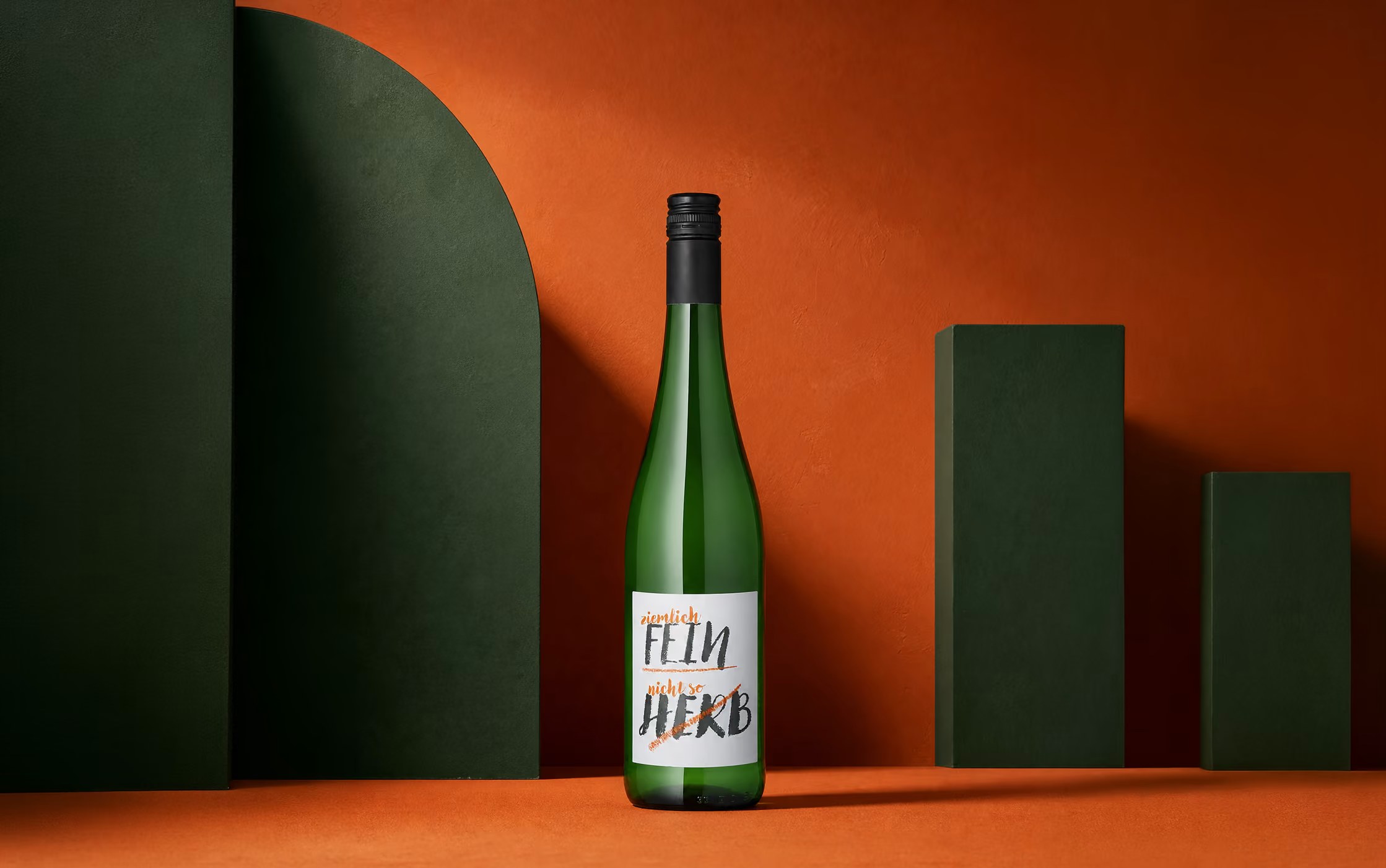 Garrafa de vinho »Ziemlich fein, nicht so herb« Riesling diante de fundo laranja e verde – design de rótulo por Manu de Assis